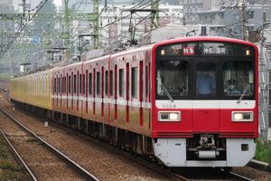 1521편성(앞)과 1057편성(뒤)의 중련 운행