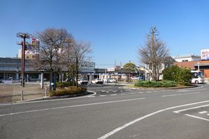 북쪽 출구의 역 앞 로터리(2023년 4월)