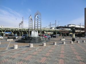 남쪽 출구 앞 로터리 (2012년 11월)