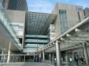 후타코타마가와 라이즈 쇼핑센터 중앙 뚫린 통로. 사진 중앙 뒤쪽이 역 동쪽 출구.