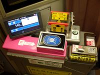 세타가야선 차내에 있는 운임함. PASMO, Suica로 운임을 지불하는 경우에는 그림 중 파란 부분에, 세타가야선 전용 세타마루는 별도로 설치된 체커에 터치했다.