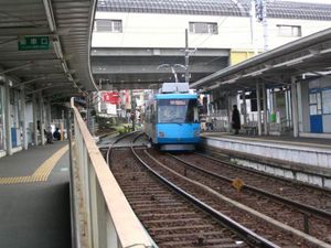 높이 올리는 공사가 시행된 승강장 (2005년 1월)