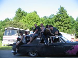 1964년형 미국 플리머스(Plymouth)를 탄 스웨덴 핫 로드족이 파워 빅 미트(Power Big Meet)에 참가한 모습
