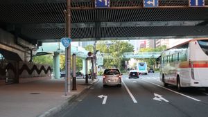 국도 제2호선 교차점, 세관 앞 교차점 부근.한신 고속 3호 고베선과 국도 제2호선 하마테 바이패스의 고가도로 하부에 위치한다.