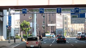 국도 제174호선 종점 부근 세관 앞 교차로에 설치된 "일본에서 가장 짧은 국도입니다" 표지판