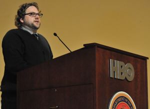 2009년 2월, 자신이 연출한 영화 Taking Chance의 시사회에서 연설하는 카츠