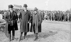 찰스 위그먼(Charles Weeghman) (왼쪽), 제임스 A. 길모어(James A. Gilmore) (가운데), 그리고 팅커 (오른쪽)가 1914년 위그만 파크(Weeghman Park) 기공식에 참여한 모습