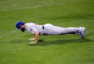 제이크 아리에타가 2015 NLCS 2차전 선발 등판 전에 팔굽혀펴기를 하고 있다.
