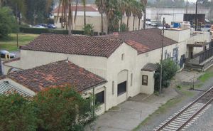 역사적인 미션 리바이벌 스타일의 코로나역