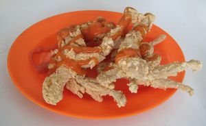 인도네시아의 매운 마요네즈를 곁들인 튀긴 개구리 다리