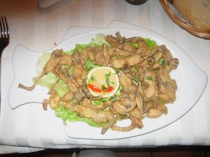 알바니아식 튀긴 개구리 다리 요리, 라임과 함께 제공