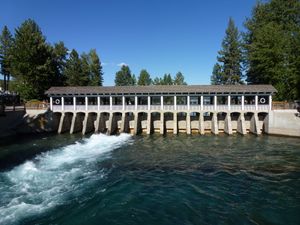 레이크 타호 댐(Lake Tahoe Dam)에서 트럭키 강(Truckee River)의 발원지이자 레이크 타호의 유일한 출구