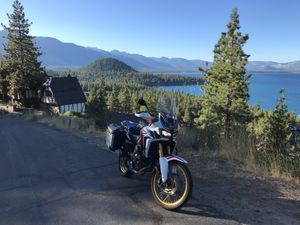 타호 호수 옆 오토바이