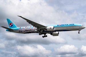 SuperM 멤버들의 사진이 래핑된 대한항공 보잉 777-300ER