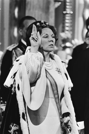 베아트릭스 여왕이 1980년 암스테르담 신교회에서 즉위식 거행