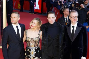 2017 베를린 국제 영화제 영화 시사회에 참석한 찰리 허냄(왼쪽부터), 시에나 밀러, 로버트 패틴슨, 제임스 그레이.