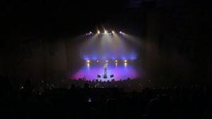 Runaway 투어 중 보고타, 콜롬비아에서 Let Her Go를 공연하는 패신저