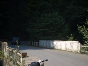 위대한 영도자 마오 주석 만세!}}라는 비문이 새겨져 있다.