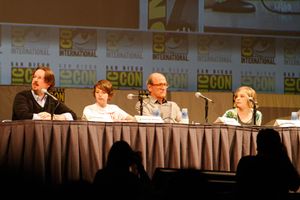 맷 리브스, 코디 스밋-맥피, 리처드 젠킨스, 클로이 머레츠가 코믹콘에서 영화 렛 미 인에 관해 논의하고 있다.