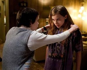 스밋-맥피와 모레츠는 오웬과 애비 역을 맡아 보여준 연기력과 케미로 평론가들의 호평을 받았다.