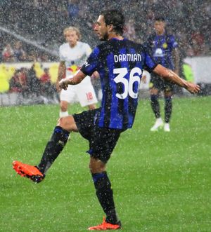 다르미안, 2023-24 프리 시즌 친선 경기에서 레드불 잘츠부르크를 상대로 인터 밀란 소속으로 활약하는 모습