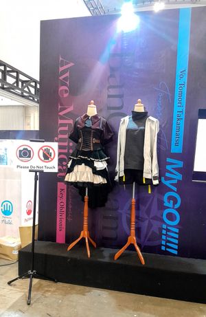 코믹 프론티어 18에서 열린 부시로드 엑스포 2024에 전시된 Ave Mujica와 MyGO!!!!!의 의상