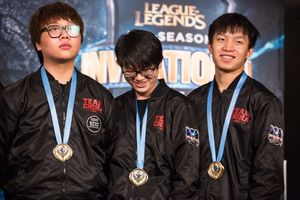 우승 메달을 든 에드워드 게이밍 선수들