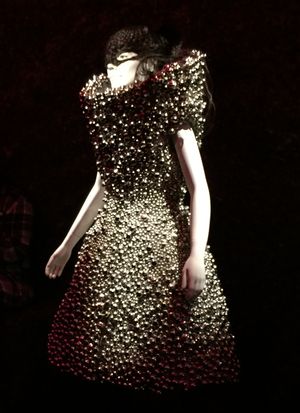 비요크의 "Who Is It" 뮤직비디오에 등장한 알렉산더 맥퀸이 디자인한 벨 드레스