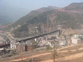 다관 현을 달리는 네이쿤 선 열차