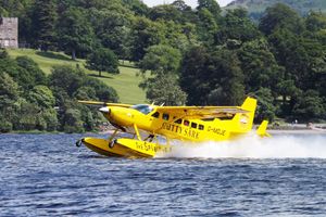 스코틀랜드의 로흐 로몬드에서 이륙하는 수륙양용 캐러밴.