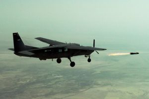 이라크 공군의 세스나 208B가 헬파이어 미사일을 발사한다.