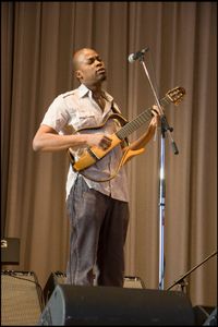 라이오넬 루에케가 스켈레톤 기타를 연주하고 있다