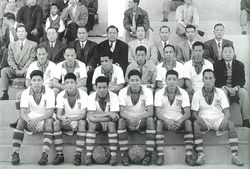 1959년 자선 전시 경기를 앞두고 마카오에 있는 키치 선수단