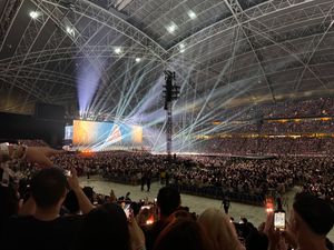 2024년 국립 경기장에서 공연하는 미국 음악가 테일러 스위프트