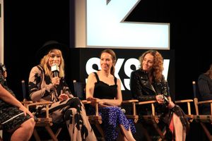 올리비아 와일드 감독, 케이티 실버먼 각본가, 제시카 엘바움 제작자의 사진.SXSW 기자회견장에서.