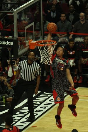 고든이 2013 맥도날드 올-아메리칸 남자 게임에서 애런 해리슨으로부터 앨리웁을 성공시키고 있다.