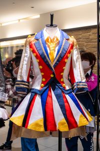 다이마루 도쿄점에서 열린 『AKB48 가을 축제』에서 전시된 「사랑하는 포춘 쿠키」 노래 시의 의상. 센터를 맡은 사시하라 리노가 착용한 것.（2022년10월 8일 촬영）