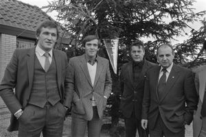 라드니치키 니시 선수들: 골키퍼 드라간 판텔리치, 밀로반 오브라도비치와 두산 넨코비치 코치가 AZ 알크마르와의 경기를 앞두고 헤일로에 있다.