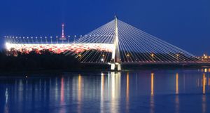 국립 경기장과 시비엥토크시스키 다리의 야경, 비스와강 좌안에서 바라본 모습