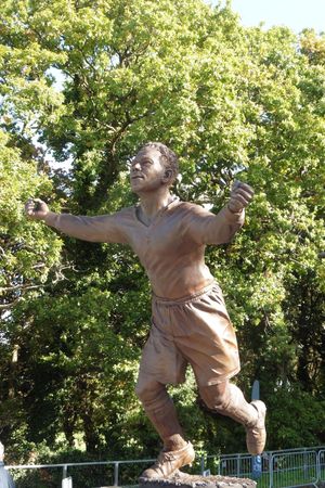 잭 레슬리 동상, 홈 파크