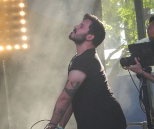 애스터는 영화 음악을 작곡하기 위해 바비 크를리치를 섭외했다.