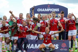 아스널 선수들이 2018–19 FA WSL 우승을 축하하고 있다.