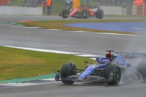 알렉산더 알본 (윌리엄스 레이싱)이 젖은 예선 세션에서 주행하는 모습. 알본은 레이스 첫 랩에서 심각한 사고를 당한 후 다음 날 코번트리 병원으로 이송되었지만, 부상 없이 퇴원했다.