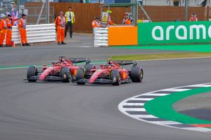 페라리의 카를로스 사인츠 주니어(오른쪽)와 샤를 르클레르가 선두를 다투고 있다.