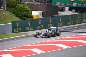 루이스 해밀턴은 팀 동료 니코 로즈버그와의 충돌로 비판을 받았다.