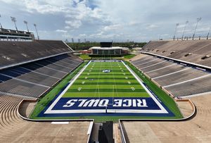 브라이언 패터슨 스포츠 퍼포먼스 센터는 북쪽 엔드존 뒤에 위치해 있습니다.