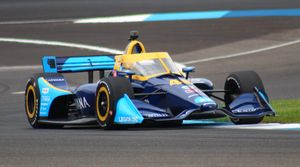 2021년 인디애나폴리스 모터 스피드웨이에서 경주하는 존슨