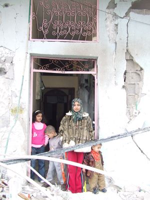 가자 전쟁 (2008-2009) 중 라파 난민 캠프에 대한 이스라엘 공습 후의 팔레스타인인