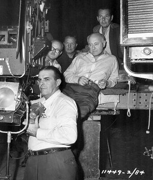 촬영 감독 조지 반스와 함께 영화 세트장에 있는 세실 B. 드밀 (가운데 앉은 이).