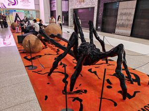 인천국제공항에 있는 젠틀몬스터 매장 앞 조형물